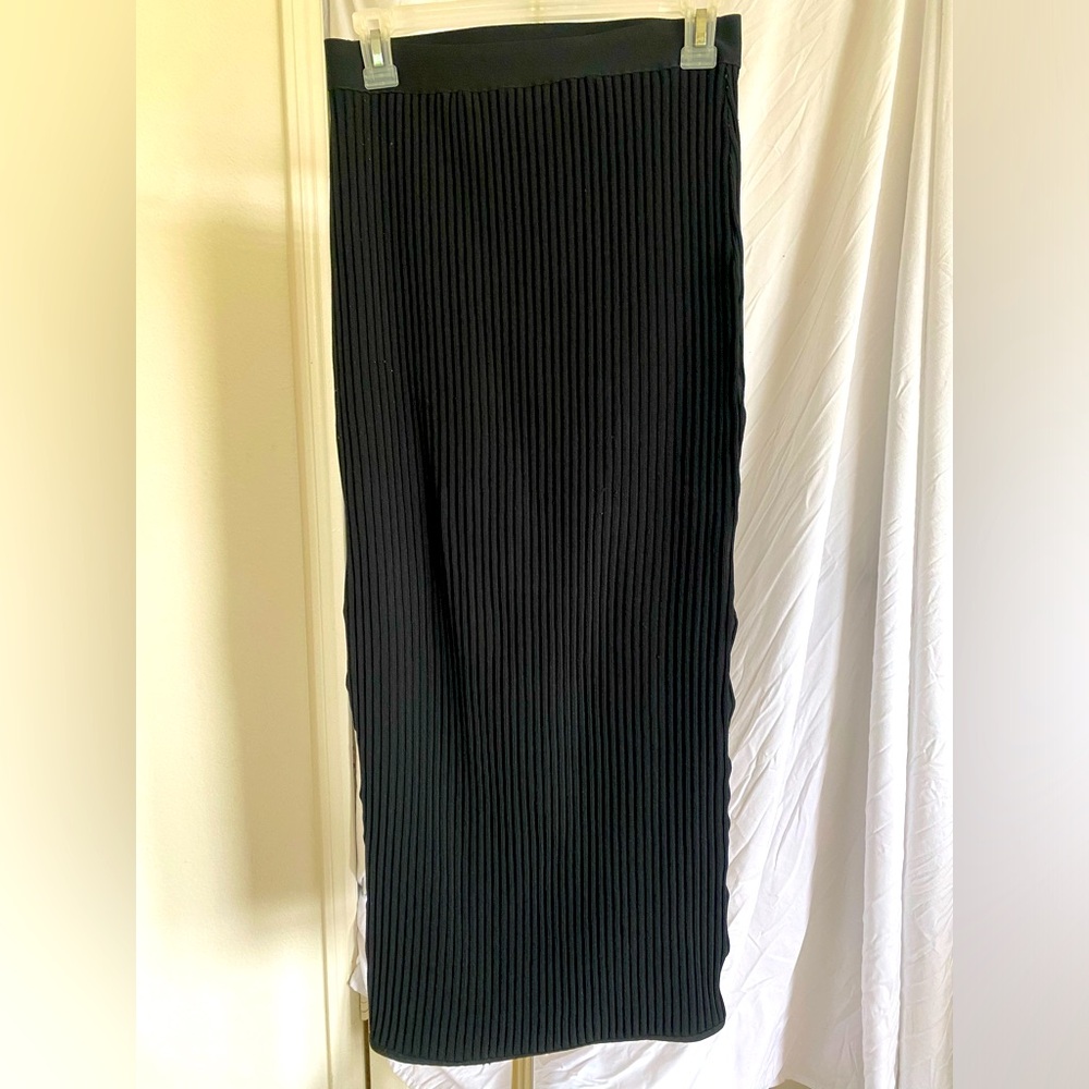 One piece high rise long skirt. Worn only twice !